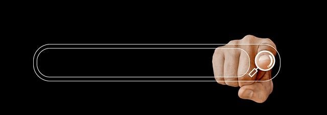 Image représentant une barre de recherche et un doigt pointant cette même barre