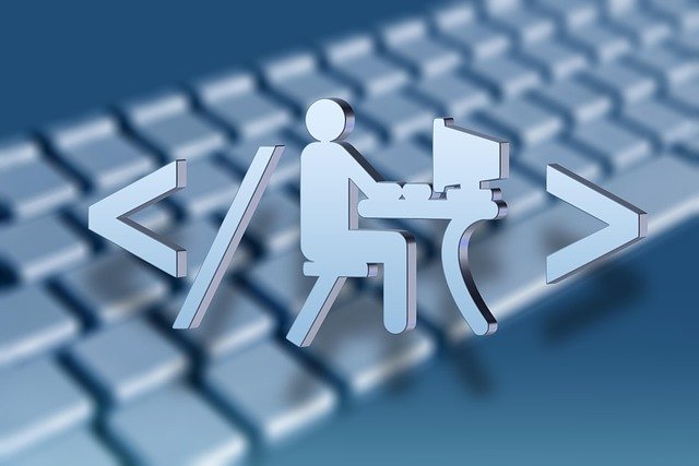 Webmaster freelance travaillant sur un ordinateur portable avec des chiffres de tarification