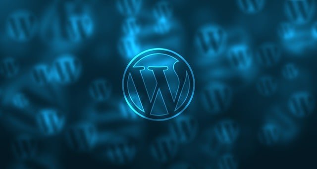 Le logo wordpress sur fond bleu avec d'autres logos en fond
